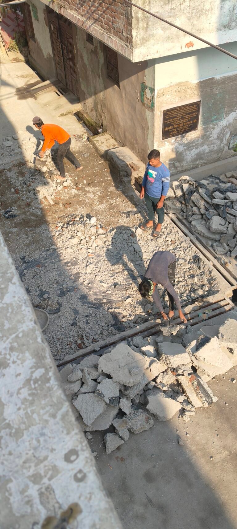 घटिया निर्माण सामग्री ने करा दी पालिका की फजीहत