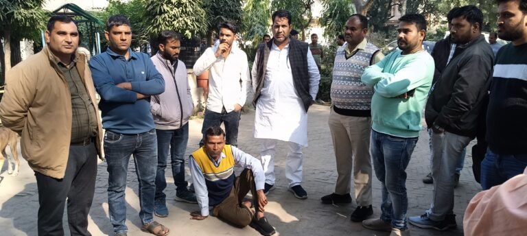 भुगतान न मिलने पर ठेकेदार ने किया आत्मदाह का प्रयास, मचा हड़कंप