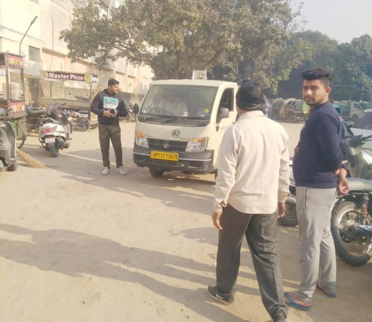 छह दिन की हड़ताल का पैसा कटने पर किया कर्मियों ने हंगामा