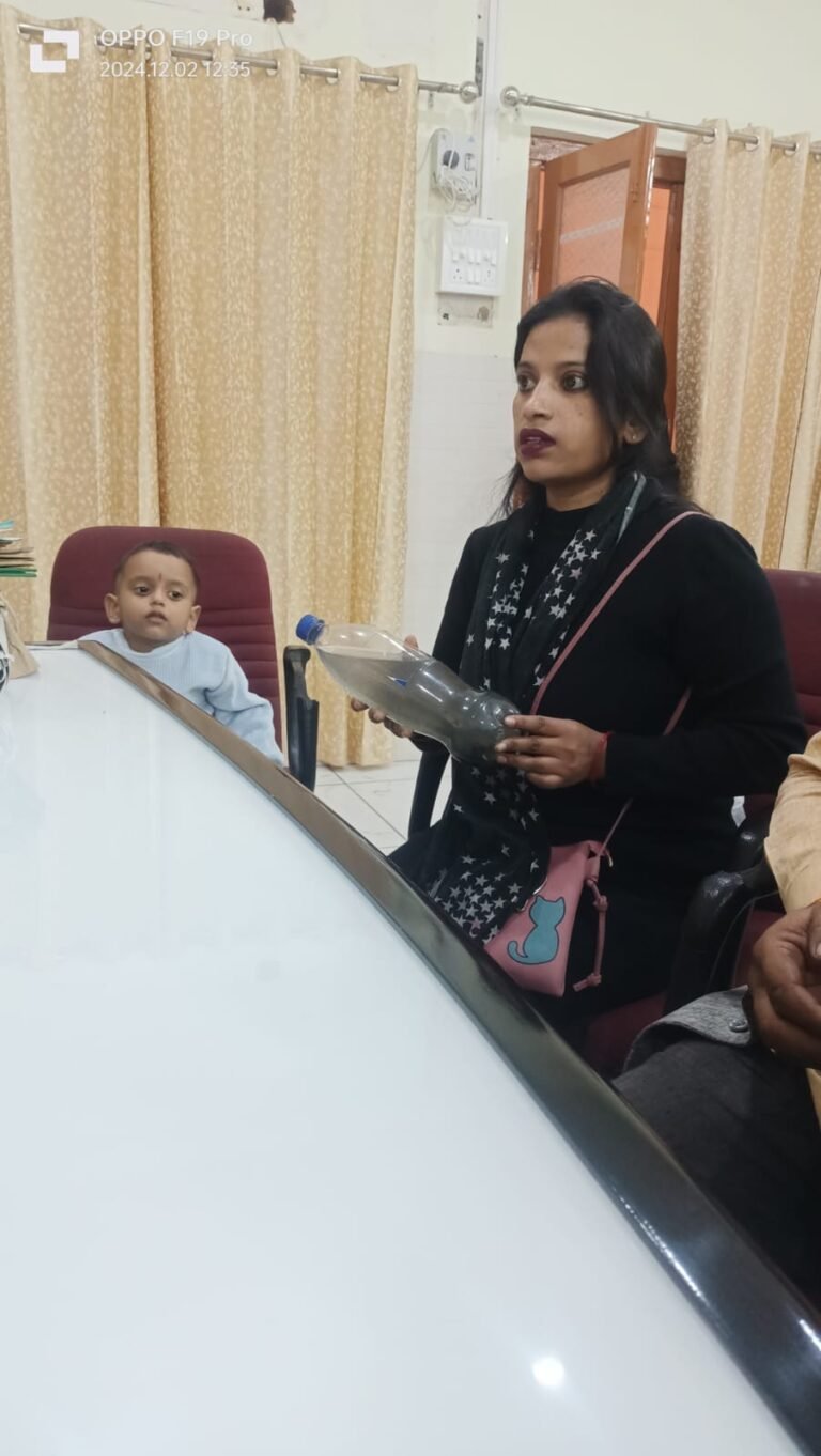 बीते 6 माह से गंदा पानी पीने को विवश एक परिवार