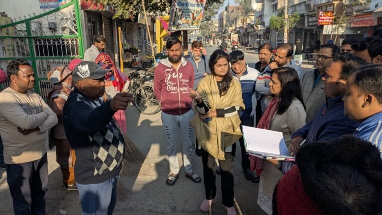 ड्यूटी से गैरहाजिर रहे सफाई नायक-कर्मियों का वेतन रोका