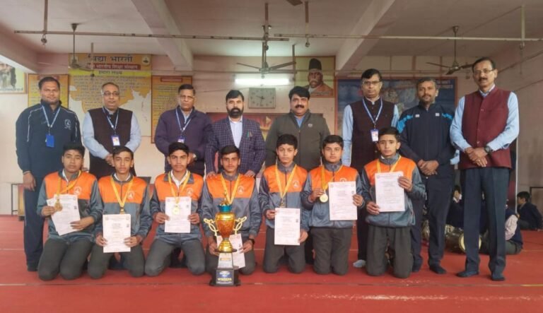 गोल्ड मेडल जीतकर पहुंची टीम का कॉलेज में किया स्वागत