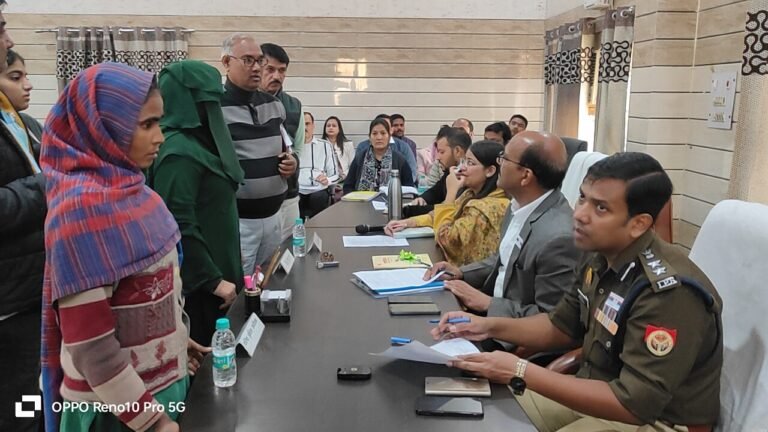 डीएम-एसएसपी ने तहसील सदर में सुनी लोगों की समस्याएं