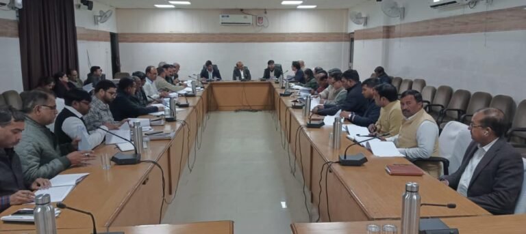 स्वच्छ भारत मिशन ग्रामीण को लेकर डीएम ने किया मंथन