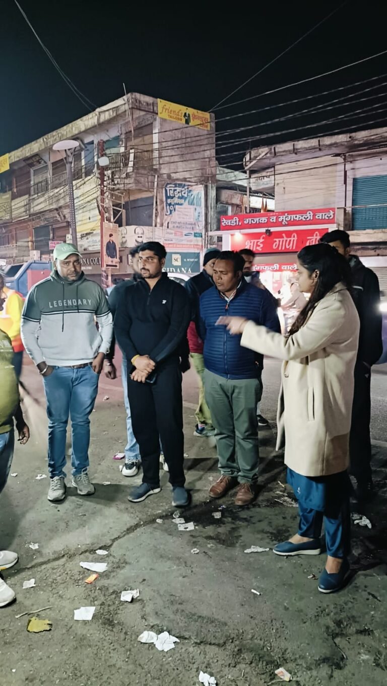 पालिका ईओ ने शुरू किया स्वच्छता के लिए नया प्रयोग, उतरी सड़कों पर