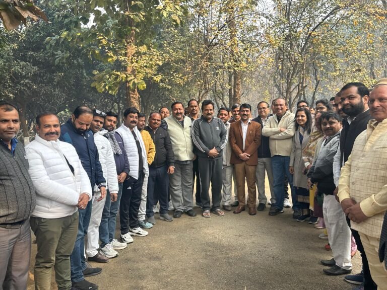 चेयरपर्सन मीनाक्षी ने खुदाई करवा कर परखी सड़क निर्माण की गुणवत्ता