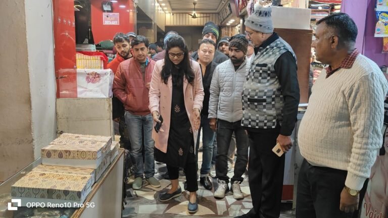 गोल मार्किट बरामदे में अवैध कब्जा करने को लेकर हिन्दूवादी संगठन ने जताया आक्रोश