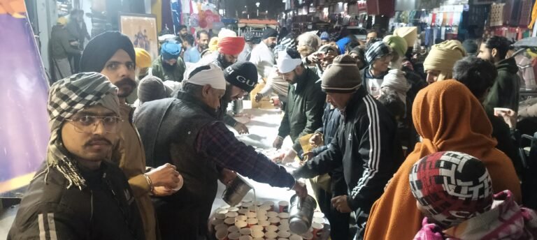 शिवचौक पर की शहीद बाबा दीप सिंह यूथ फाउंडेशन ने दूध की सेवा