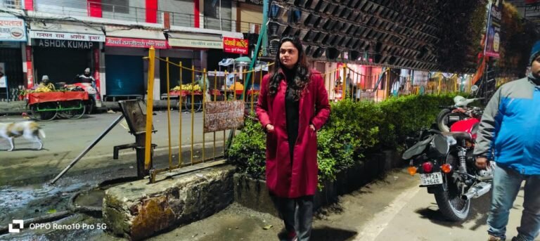 सर्द हवाओं के बीच रात में सड़कों पर निकली ईओ पालिका