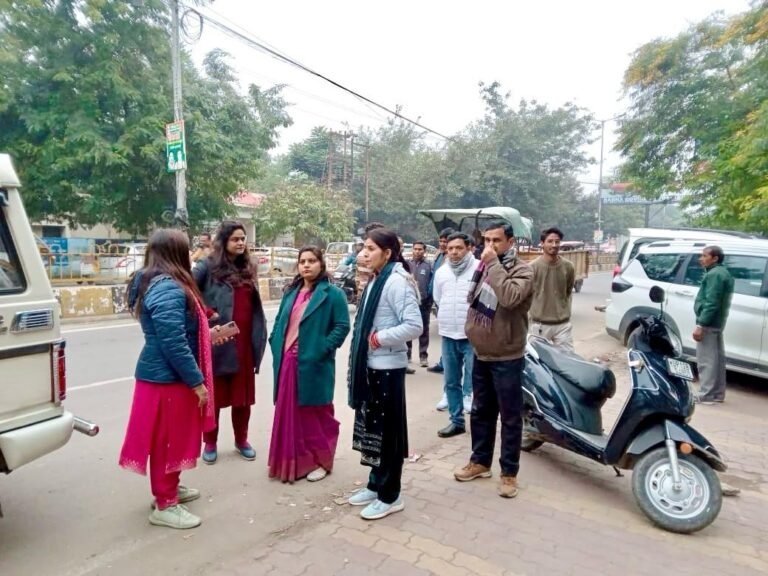 बाजारों में बांटे पालिका ने डस्टबिन, गाड़ियों में डला कूड़ा