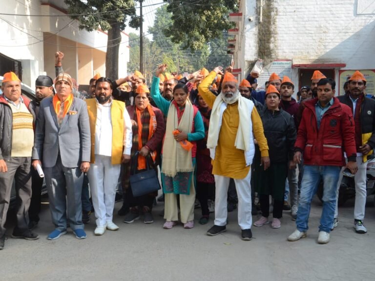 क्रांति सेना कार्यकर्ताओं ने घेरा एसएसपी कार्यालय, किया प्रदर्शन