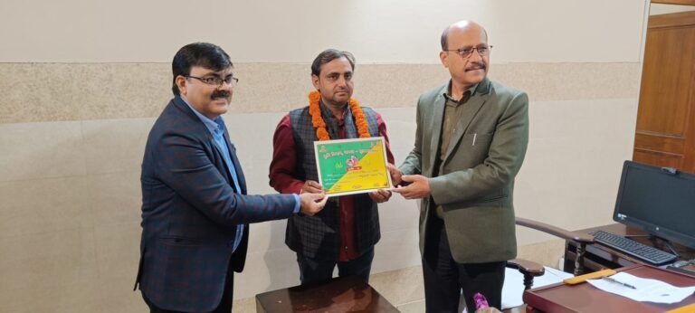 डीएम ने किया बघरा के किसान को प्रशस्ति पत्र देकर सम्मानित