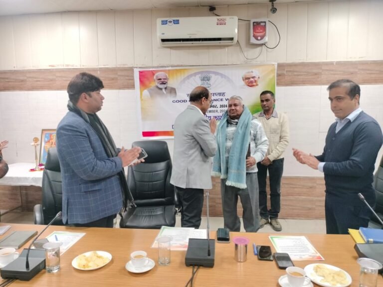 डीएम ने पढ़ाया अफसरों को सुशासन सप्ताह में सफलता का पाठ