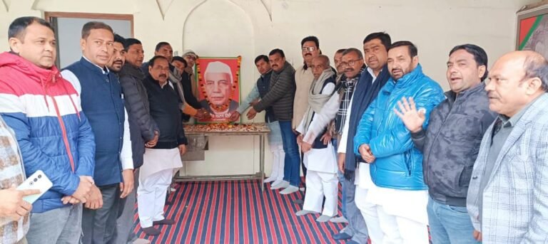 पूर्व प्रधानमंत्री को सपा ने याद करते हुए किया माल्यार्पण