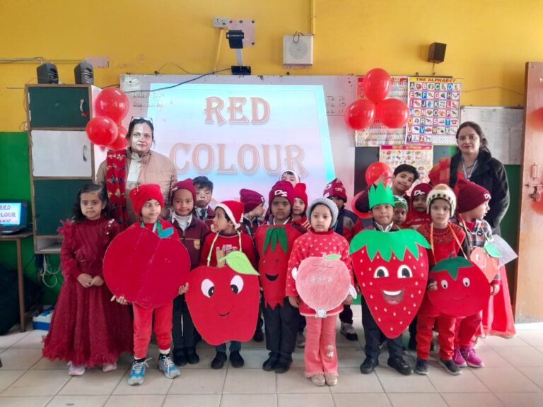 डीएस पब्लिक स्कूल में बच्चों ने मनाया रेड कलर डे