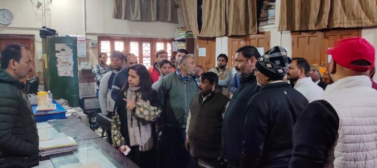 चेयरपर्सन ने किया कंपनी बाग व पालिका दफ्तरों का निरीक्षण