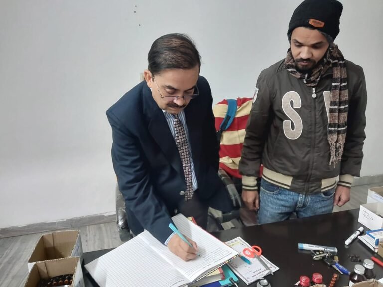 सीएमओ ने नगरीय प्राथमिक स्वास्थ्य केंद्र व हेल्थ और वैलनेस सेंटर का किया औचक निरीक्षण