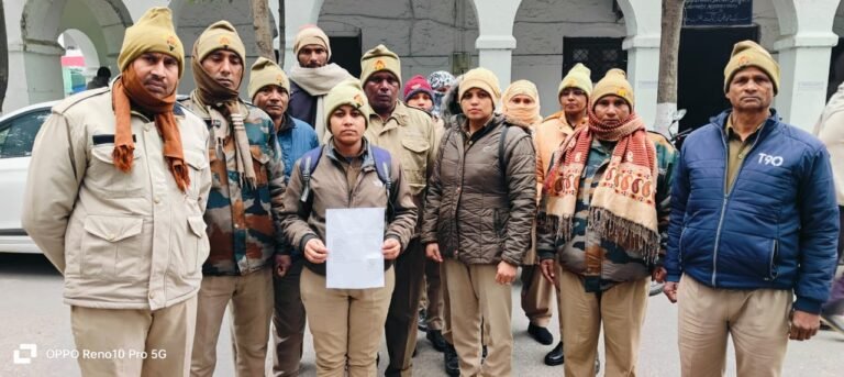 पीआरडी जवानों ने डीएम कार्यालय पर किया विरोध प्रदर्शन