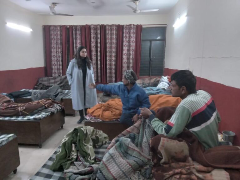 शिकायत पर आधी रात रैन बसेरे पहुंची ईओ, परखी व्यवस्था