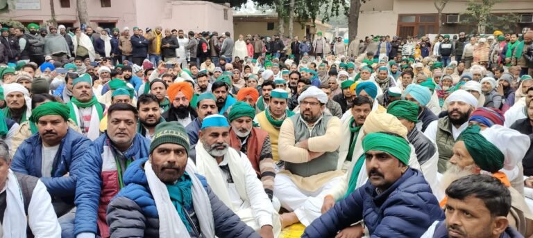 किसान समस्याओं को लेकर घेरी कलेक्ट्रेट, दिया धरना