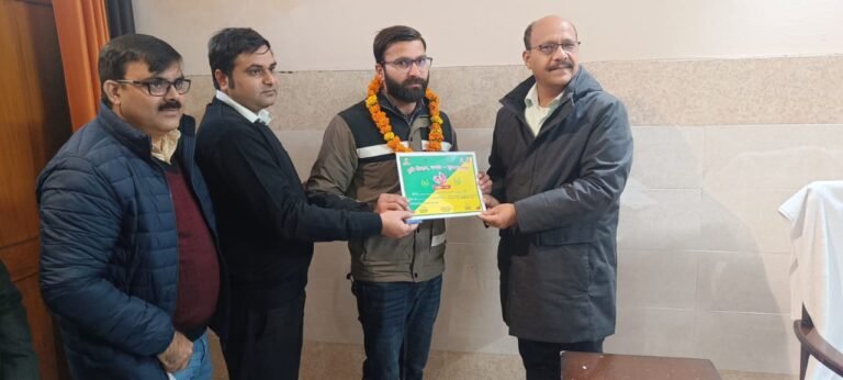 डीएम उमेश मिश्रा ने किया उन्नतिशील किसान को सम्मानित