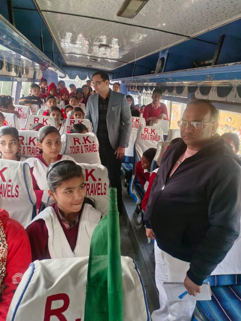 परिषदीय विद्यालयों के बच्चों ने किया हस्तिनापुर का भ्रमण