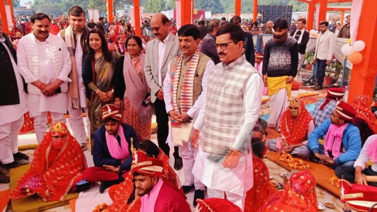 सदर ब्लॉक परिसर में थामा 83 जोड़ों ने एक-दूजे का हाथ