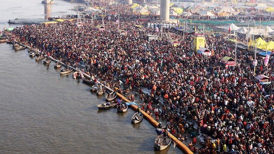 आस्था के महाकुम्भ में  दिखाई दिया भक्ति व आस्था का अपार जनसैलाब