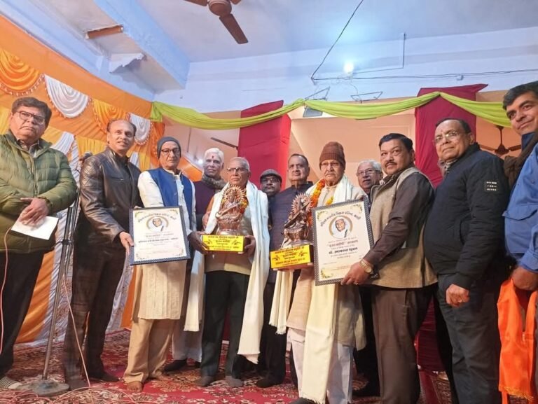 कवि श्याम सुन्दर शर्मा व डॉ. उमाकान्त शुक्ल सृजन मनीषी अलंकरण से हुए सम्मानित