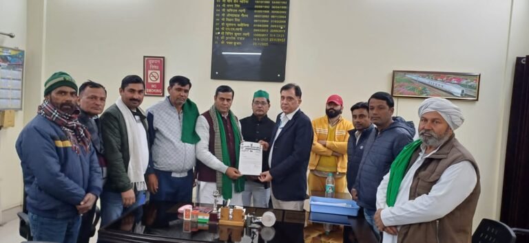 भाकियू टिकैत ने रेलवे स्टेशन अधीक्षक को सौंपा ज्ञापन