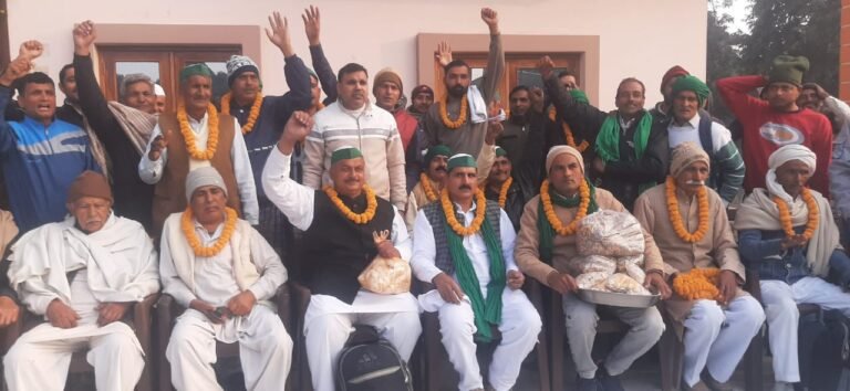 रेलवे स्टेशन से प्रयागराज के लिए रवाना हुए भाकियू कार्यकर्ता