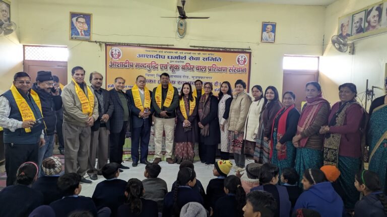 चेयरपर्सन मीनाक्षी स्वरूप ने बांटी मंदबुद्धि बच्चों को जर्सी