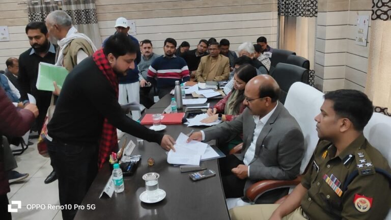 डीएम-एसएसपी ने सुनी सदर तहसील परिसर में शिकायतें