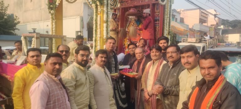 स्वर्ण रथ पर सवार होकर भक्तों बीच पहुंचे सालासर महाराज