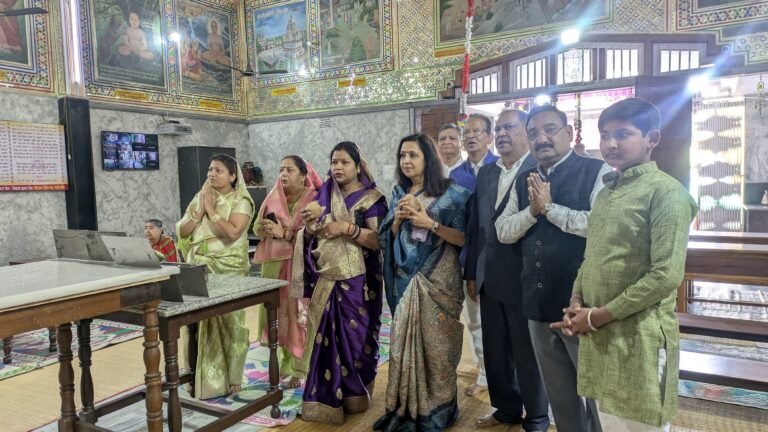 पटेलनगर जैन मंदिर में मना वार्षिकोत्सव, पालिका चेयरपर्सन ने चढ़ाया श्रीफल