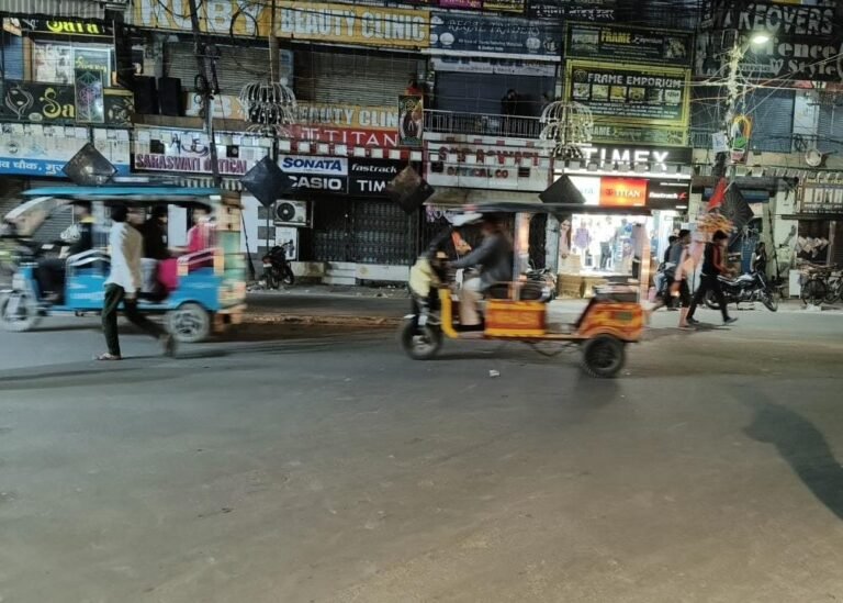 बोल बम के जयघोष के बीच भक्तिमय होने लगा शहर