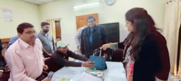 सीएमओ ने गोद लिए टीबी ग्रस्त 5 बच्चे, पोषण पोटली देकर किया सहयोग