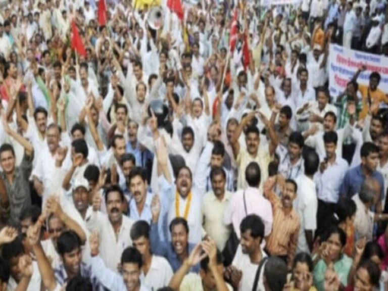 डीआईओएस ने रोका वेतन, धरने पर बैठे माध्यमिक शिक्षक