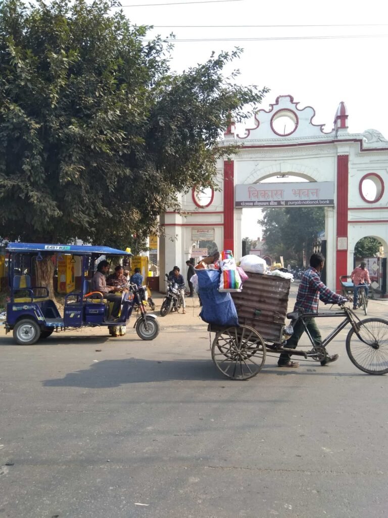 विकास भवन में उत्पात मचाने पर तीन कर्मियों पर गिरी गाज