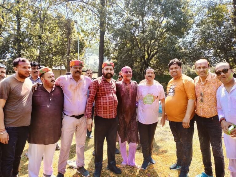 जिले में होली के रंगों में रंगा आम-ओ-खास, खूब उड़ाया रंग व अबीर-गुलाल