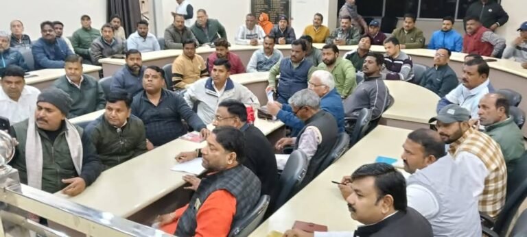 आयोग सदस्य के सामने रखी सफाई कर्मियों ने अपनी बात