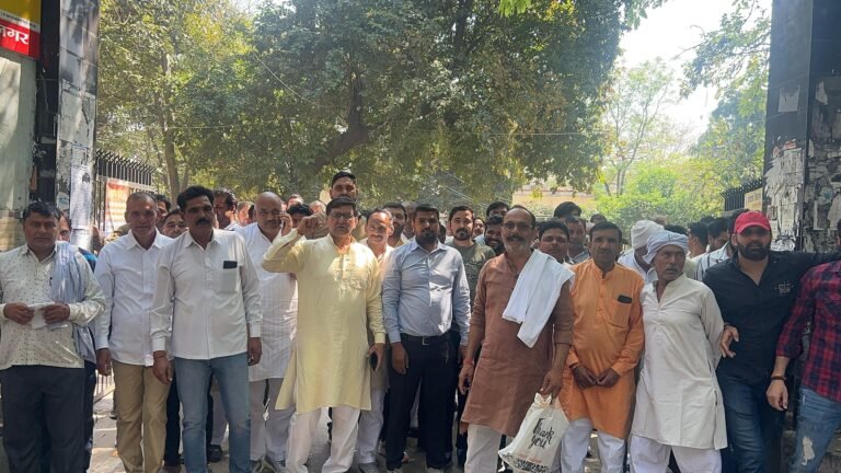 पहलवानों ने सांसद के विरुद्ध दी डीएम दरबार में दस्तक