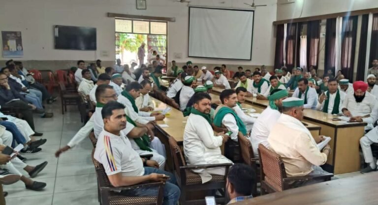 आलाधिकारियों के न आने से आहत भाकियू ने रोक दिया किसान दिवस