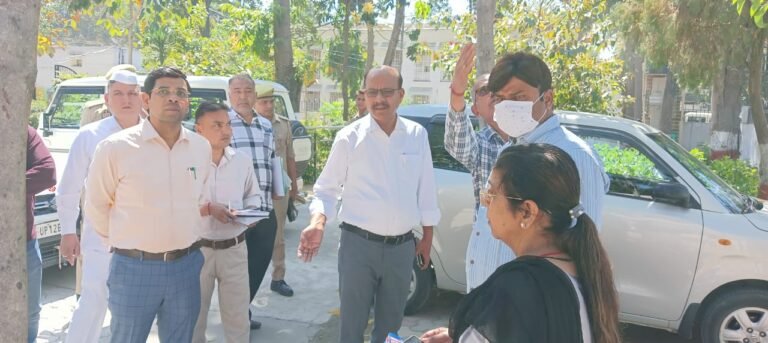 कमिश्नर के दौरे से पहले डीएम उमेश मिश्रा ने परखी कलेक्ट्रेट की व्यवस्थाएं