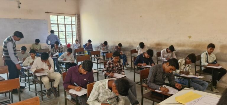 लाला जगदीश प्रसाद इंटर कॉलेज में प्रवेश परीक्षा संपन्न