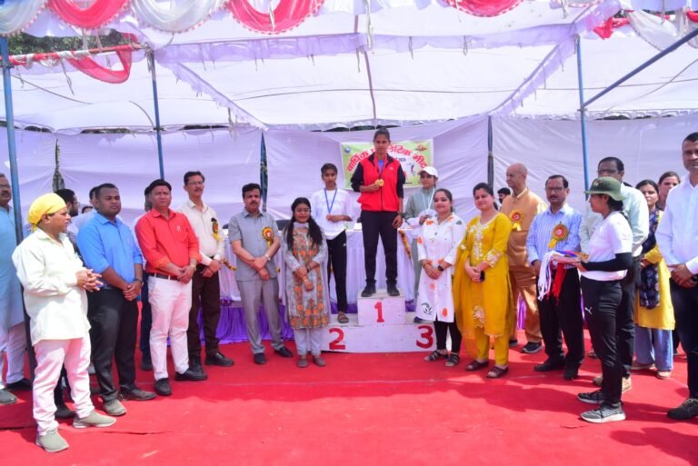 सनातन धर्म महाविद्यालय में आयोजित एथलीट प्रतियोगिता मेंपुरुष वर्ग में आयुष एवं किट्टू महिला वर्ग में बने चैम्पियन