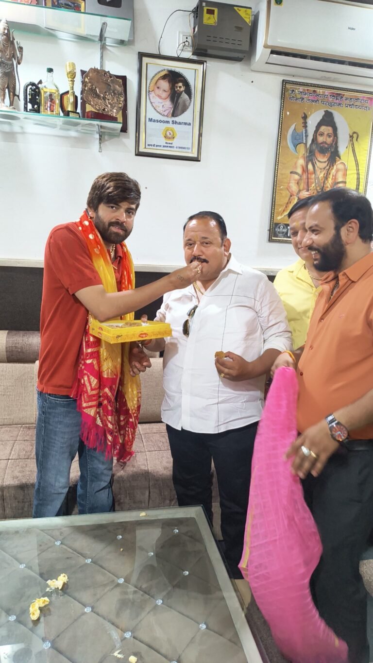 प्रसिद्ध गायक मासूम शर्मा को दी संजय मिश्रा ने बधाई