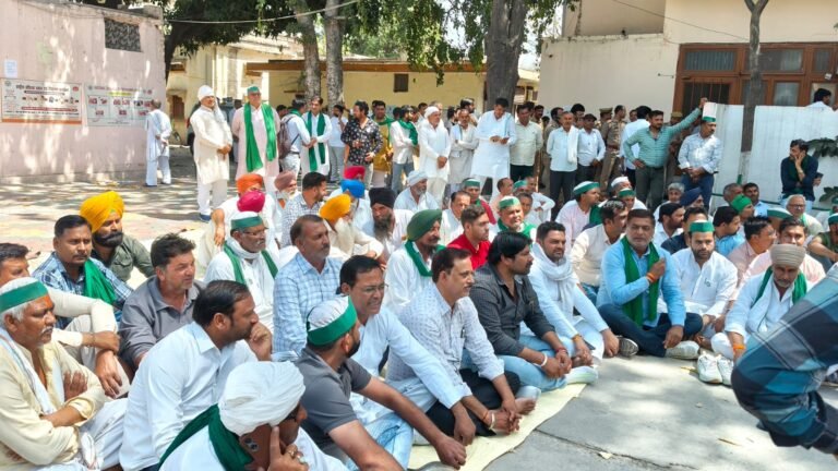 भाकियू के धरने पर कलेक्ट्रेट में गूंजे हर हर महादेव अल्लाह हू अकबर के गगनचुंबी नारे