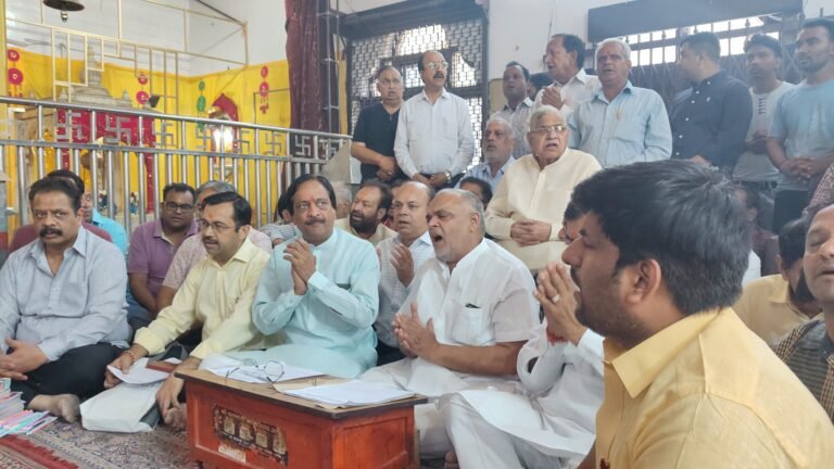 स्वर्ण रथ पर सवार हो भक्तों बीच आ रहे श्री बालाजी महाराज