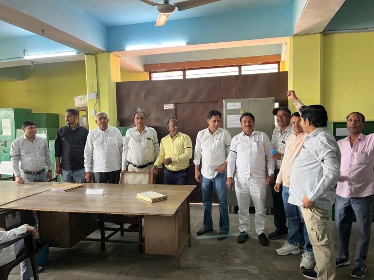 कर्मियों ने बांधी काली पट्टी,  एनपीएस-यूपीएस का विरोध